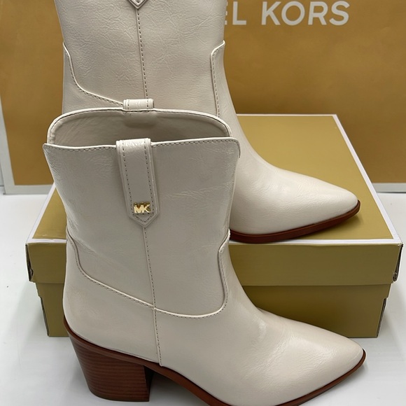 Michael Kors WAVERLY HEELED BOOTIE FAUX LEATHER
49F4WVME6L
LT CREAM - Picture 2 of 16